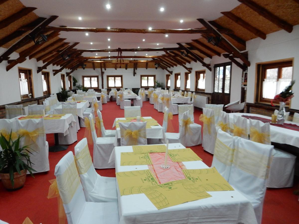 Panorama Lomnica Bed & Breakfast เดสโปโตวัก ภายนอก รูปภาพ